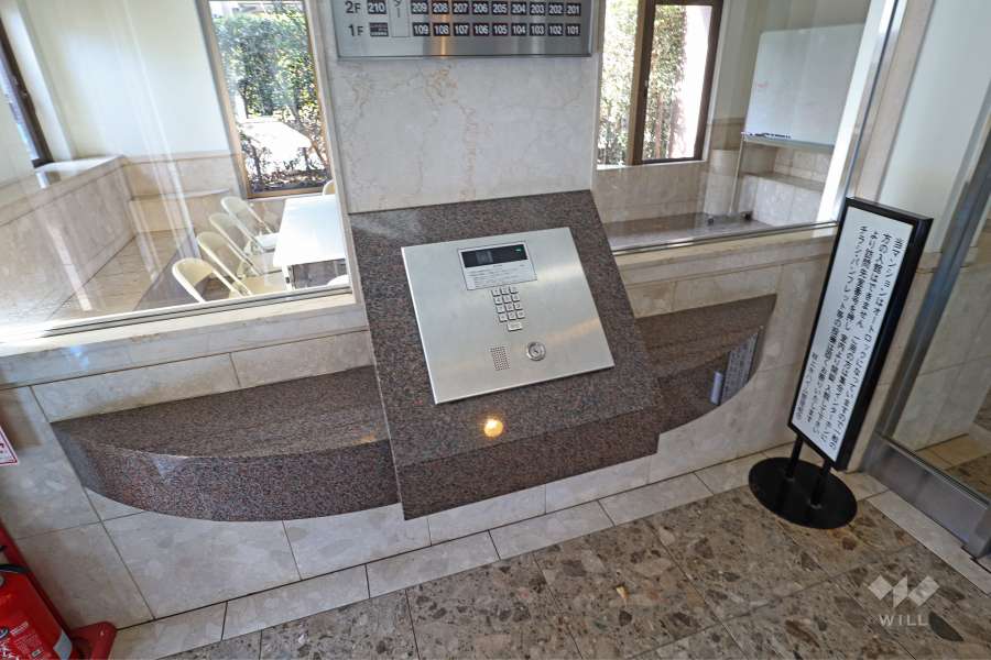 エントランスはオートロック付きです。