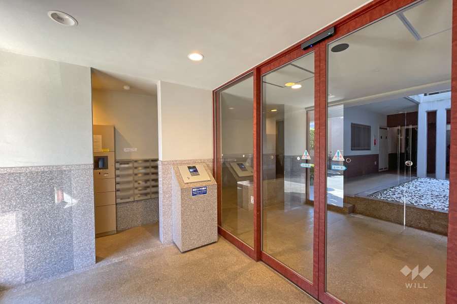 エントランスはオートロック付きです。