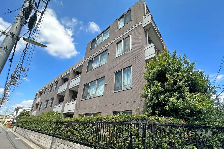 プラウド上北沢の外観（南東側から）