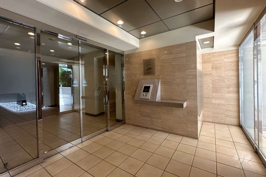 エントランスはオートロック付きです。