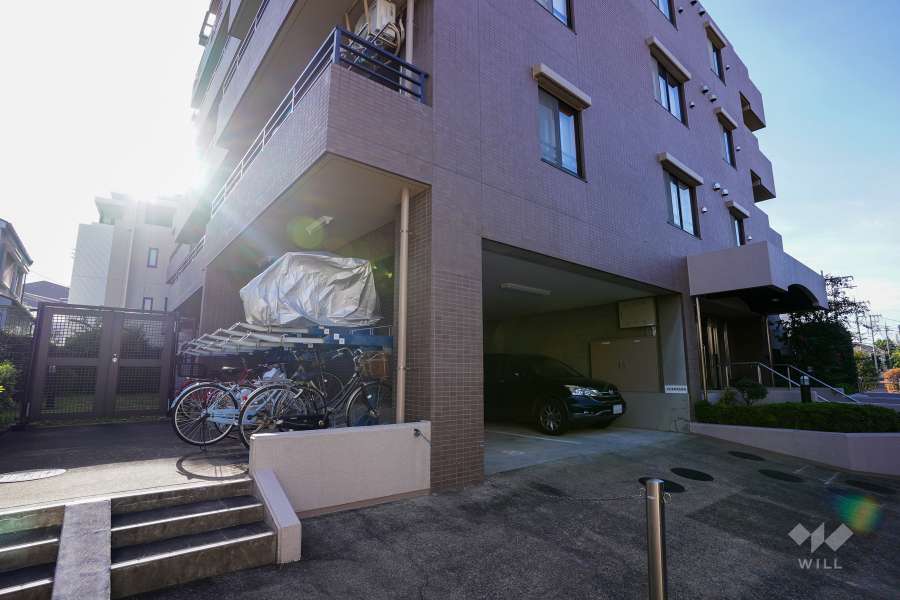 敷地内駐車場（屋内平面式）・駐輪場