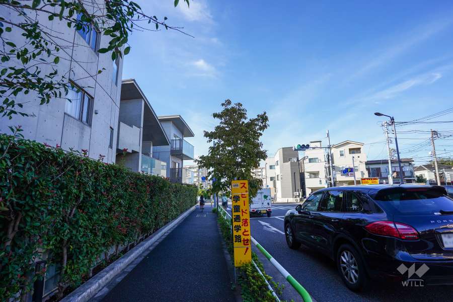 敷地東側の前面道路（南側から）