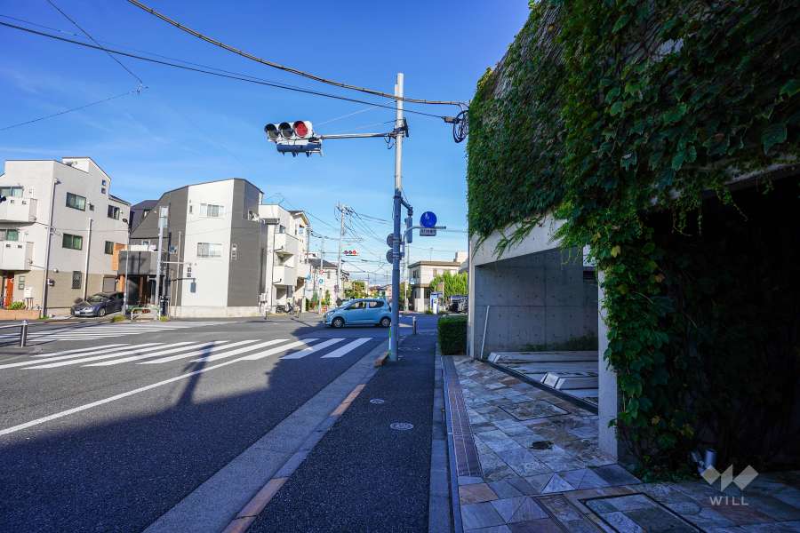 敷地北側の前面道路（西側から）