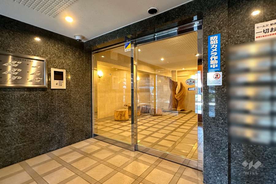エントランスはオートロック付きです。