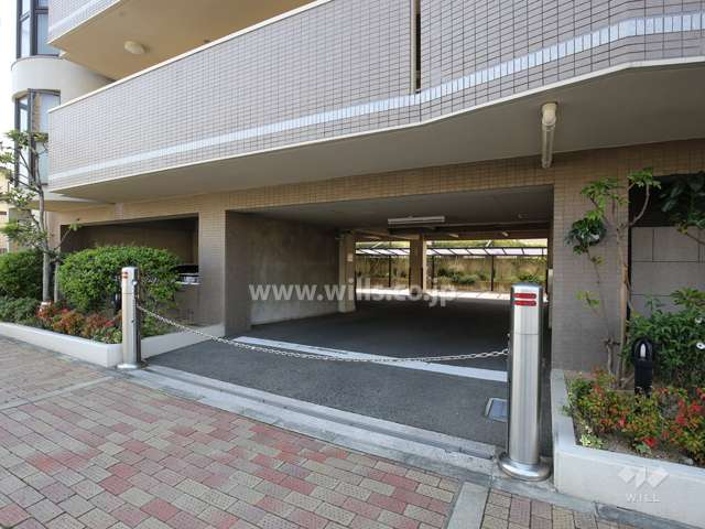 駐車場の出入り口にはロボットゲートが設置されています。
