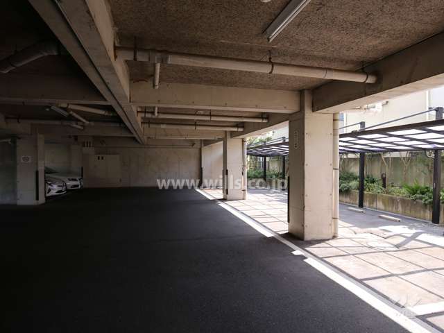 敷地内駐車場（屋外平面式・屋外平面式）※屋外にはルーフ付きです。