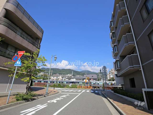 敷地西側の前面道路。北東角地で、北側にはJRが走っています。
