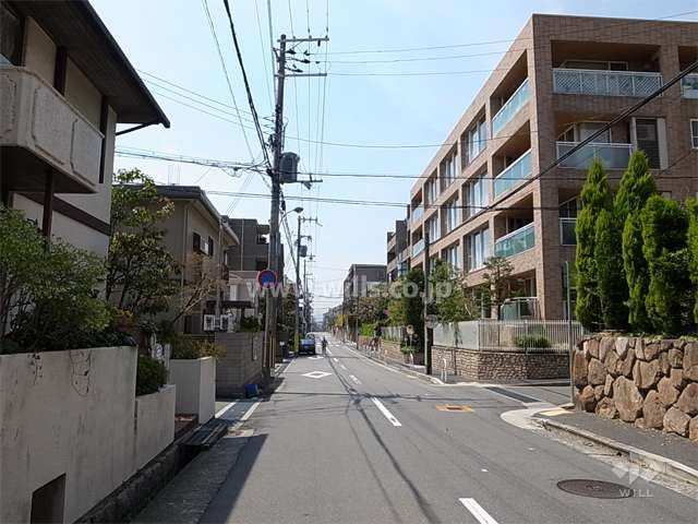敷地南側の前面道路。周辺はマンションと一戸建てが混在する区画の整った住宅地です。