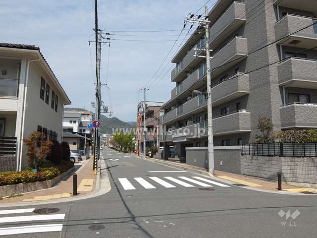敷地西側の前面道路