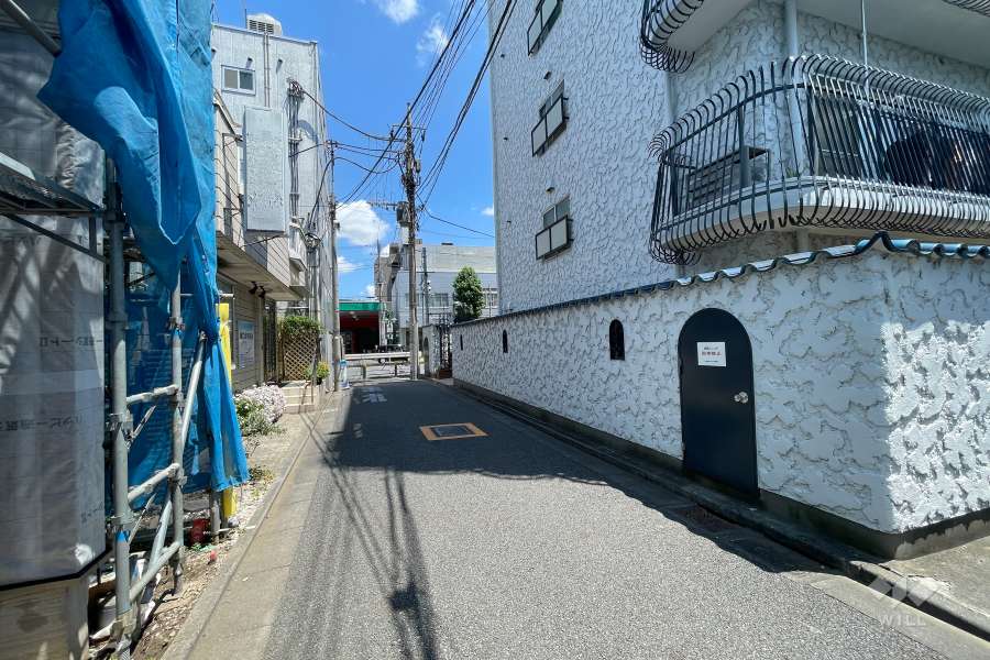 敷地北側の前面道路（西側から）