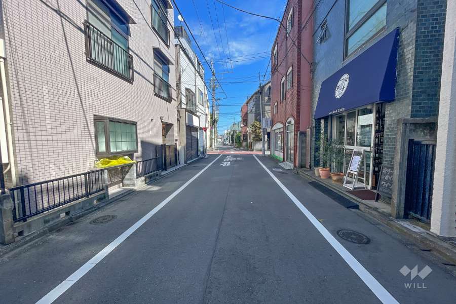 敷地北西側の前面道路（南西側から）