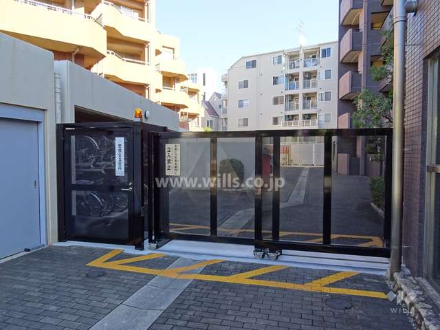 駐車場のゲートと駐輪場