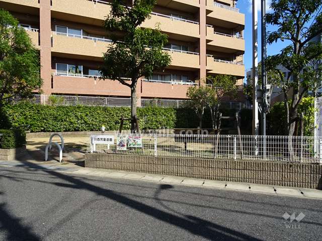 敷地に隣接して公園（川西児童遊園）があります。