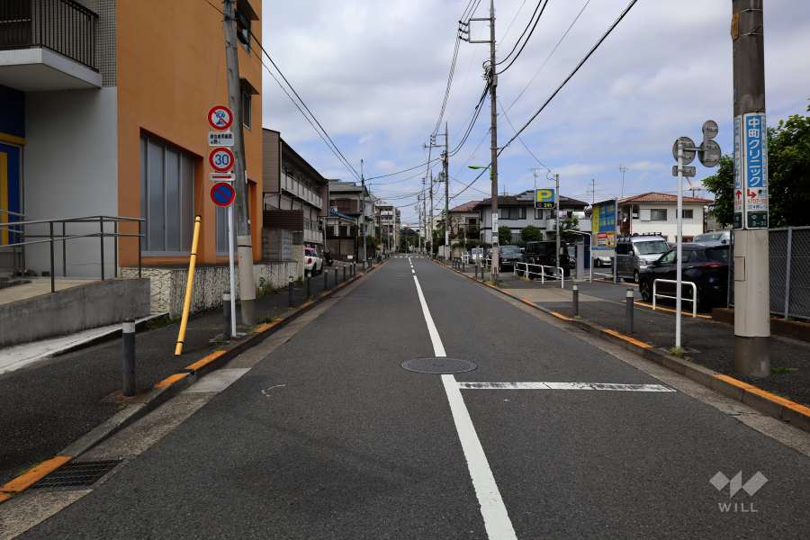 敷地の北東側前面道路（南東側から）