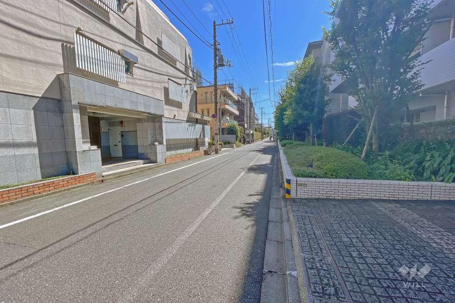 敷地北東側の前面道路（南東側から）