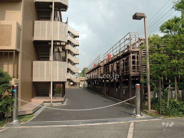 ロボットゲート付きの敷地内駐車場