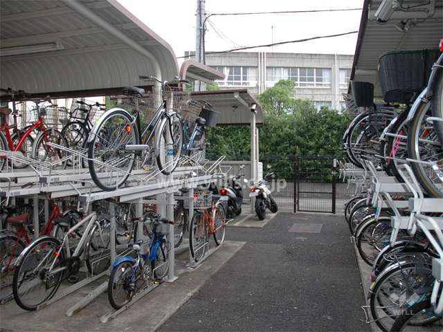駐輪場とバイク置き場
