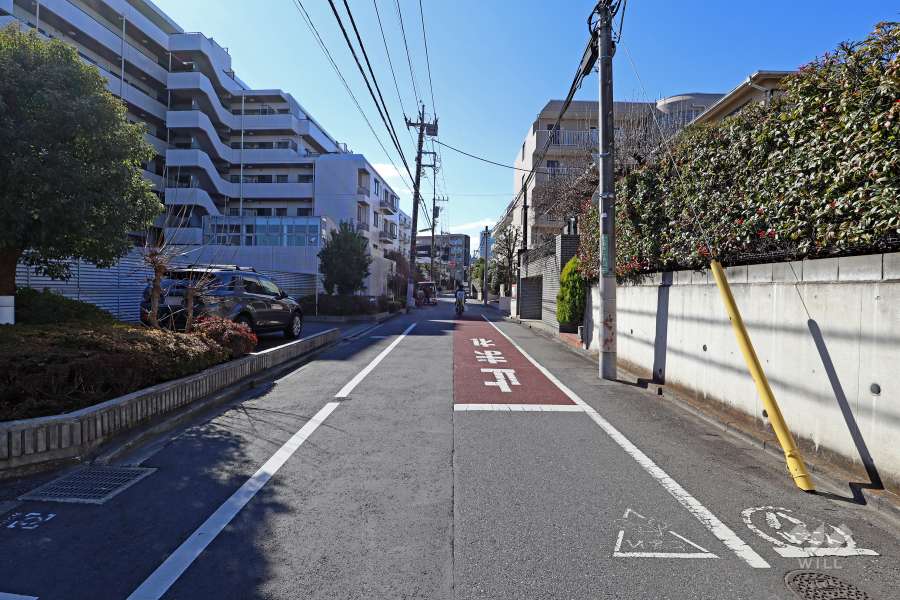 敷地北西側の前面道路（北東側から）