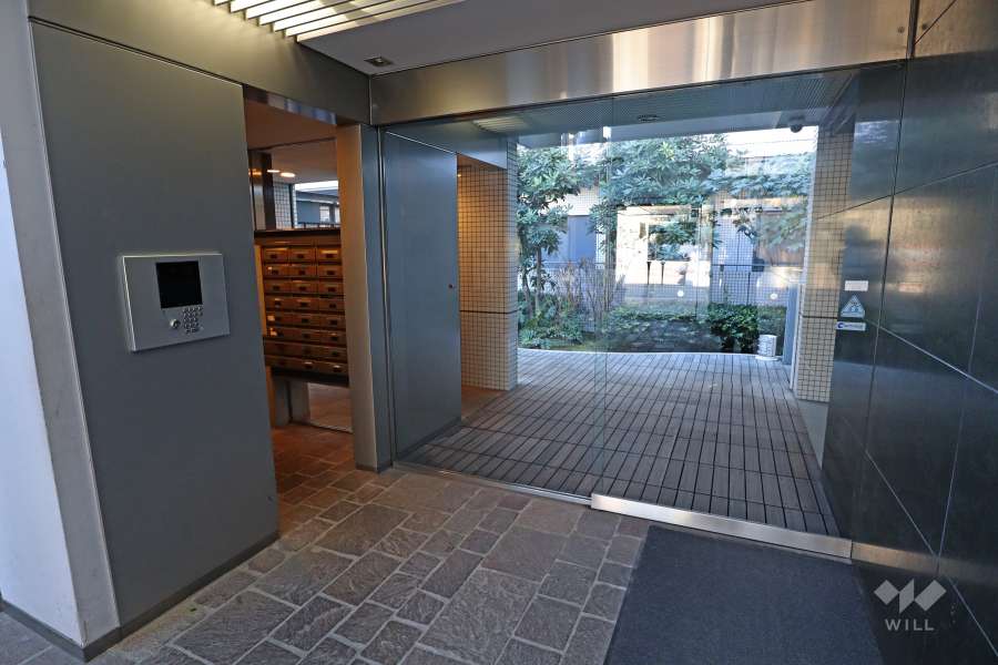 エントランスはオートロック付きです。