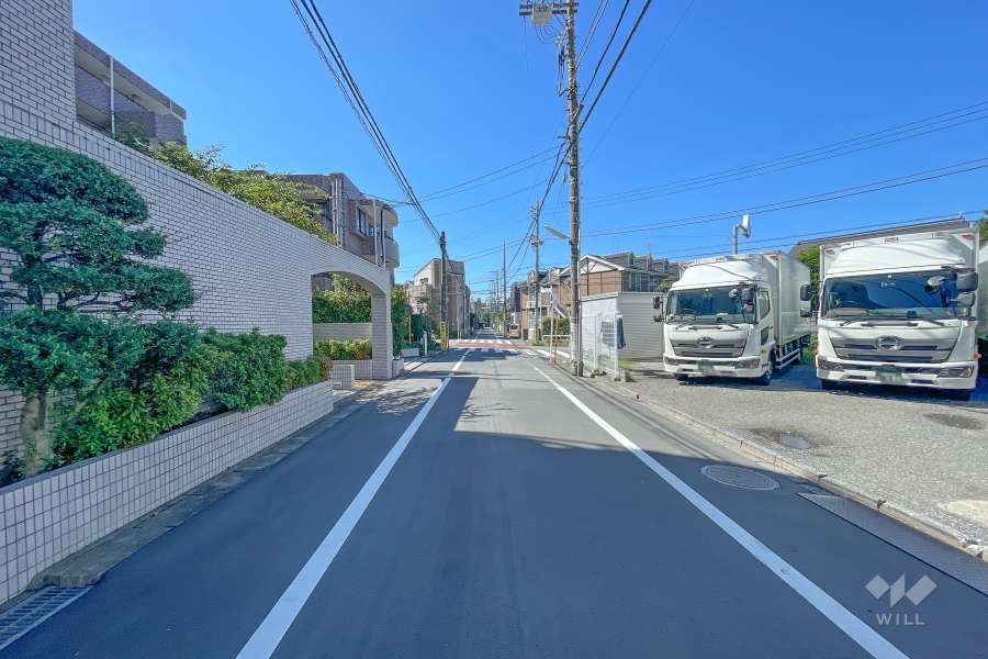 敷地北側の前面道路（東側から）