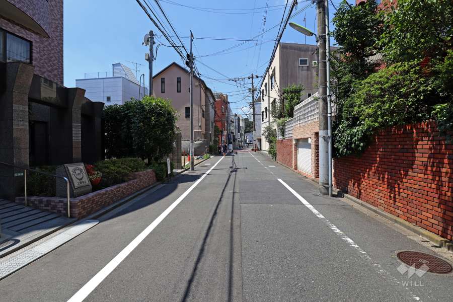 敷地北西側の前面道路(北東側から)