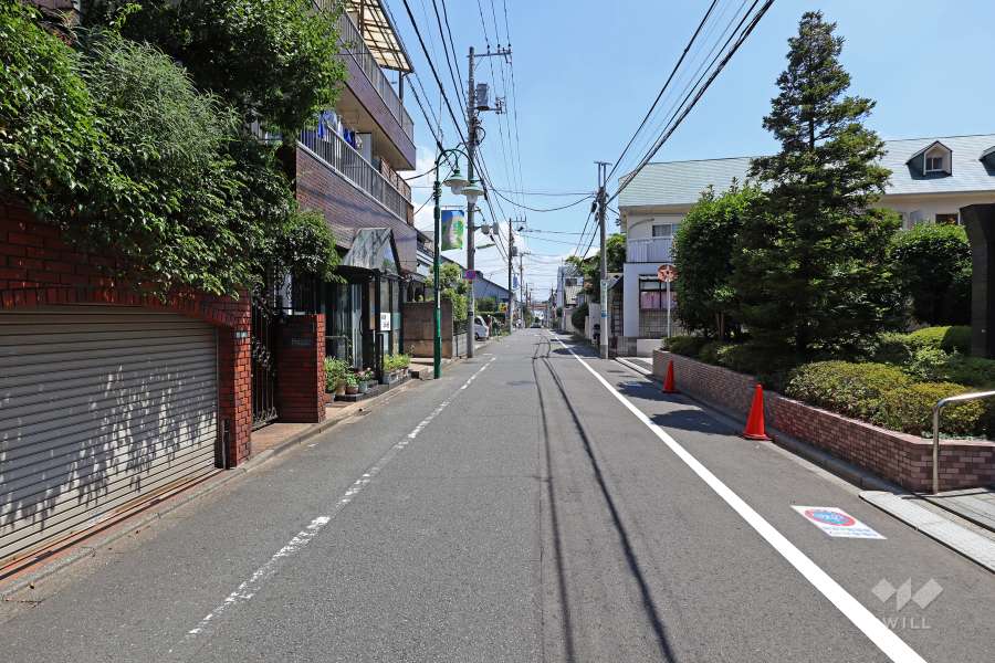 敷地北西側の前面道路(南西側から)