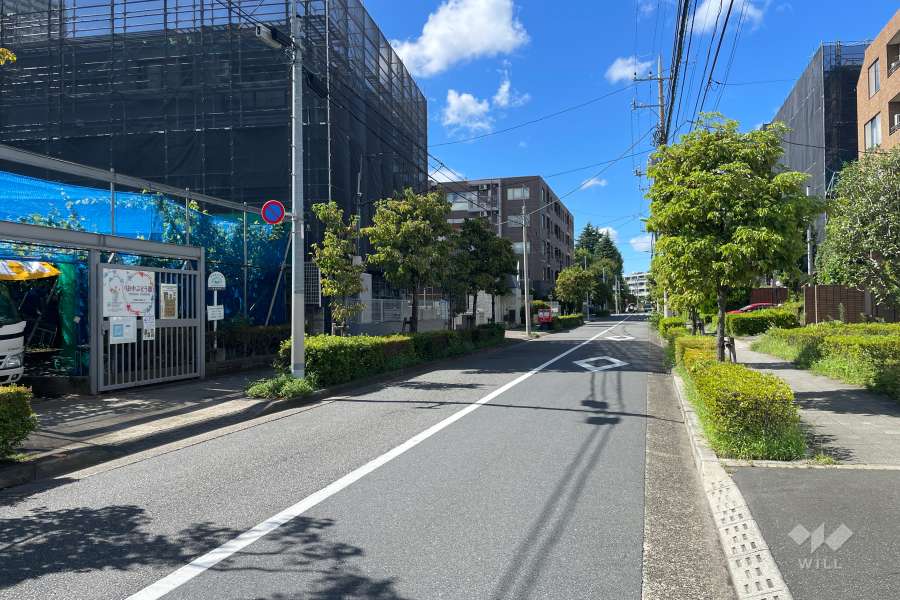敷地東側の前面道路(南側から）