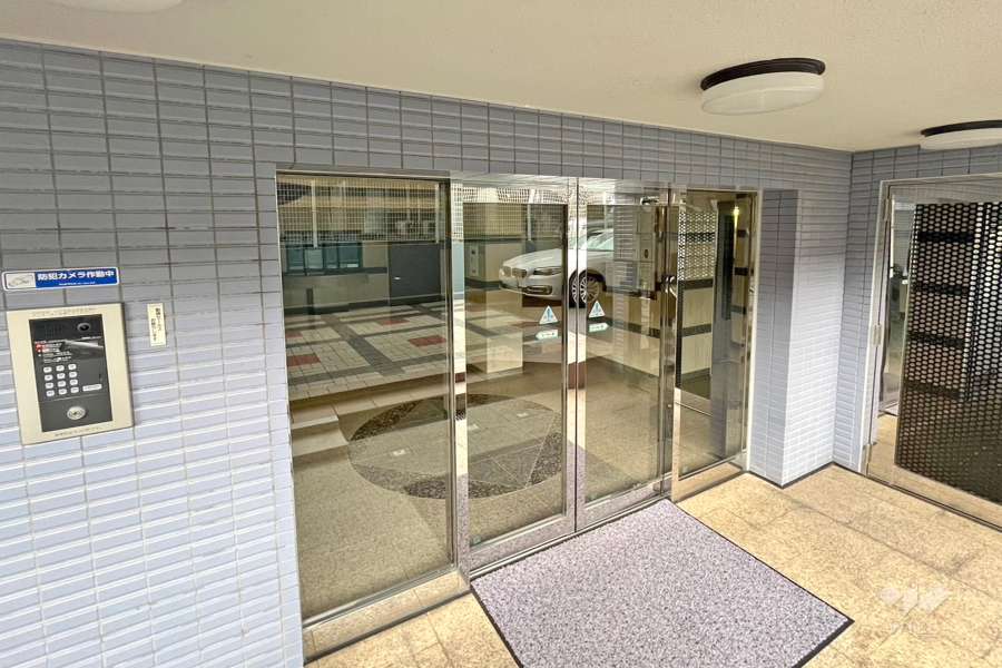 エントランスはオートロック付きです。