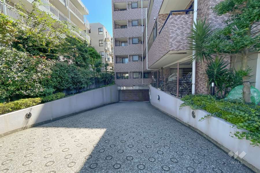 駐車場の出入り口（リングシャッター付き）