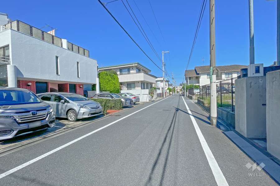 敷地南東側の前面道路（南西側から）