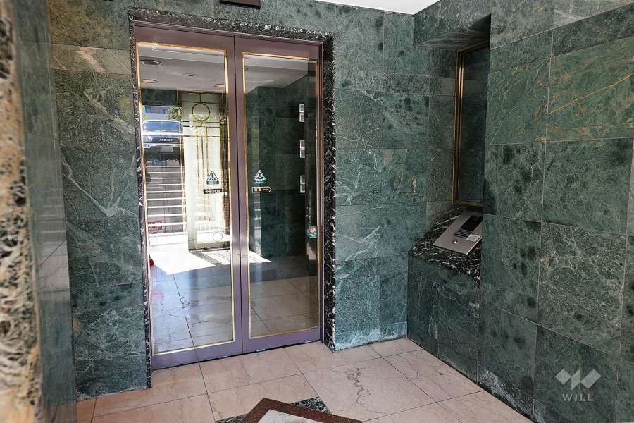 エントランスはオートロックです。