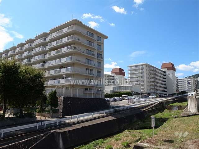 逆瀬川グリーンハイツの全景。敷地の北側には白瀬川が流れています。