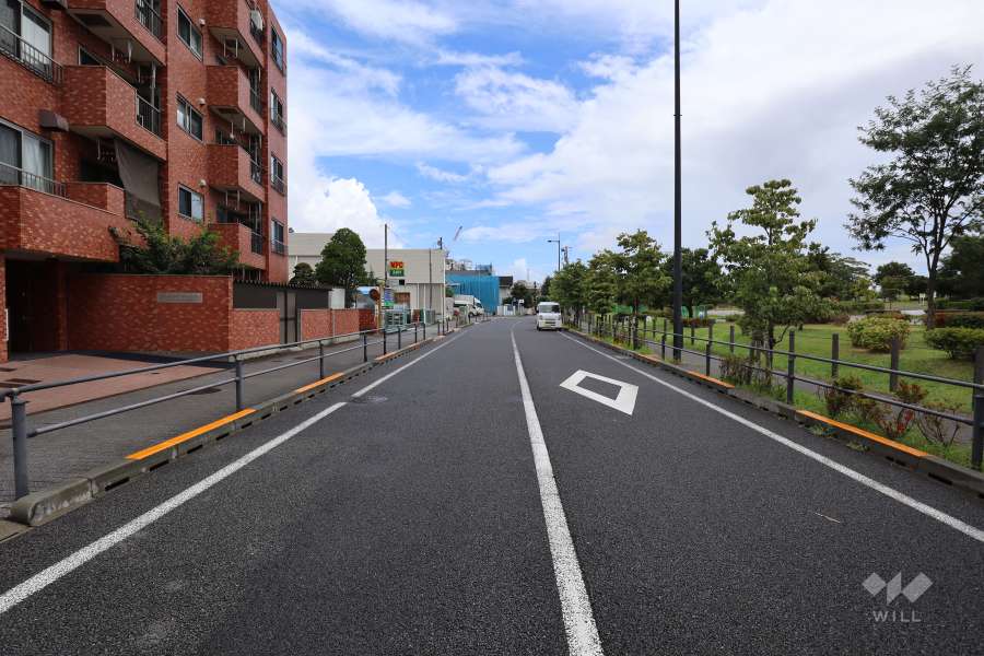 敷地南西側の前面道路（北西側から）