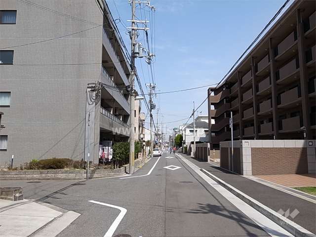 敷地北側の前面道路。周辺は区画の整った閑静な住宅地です。