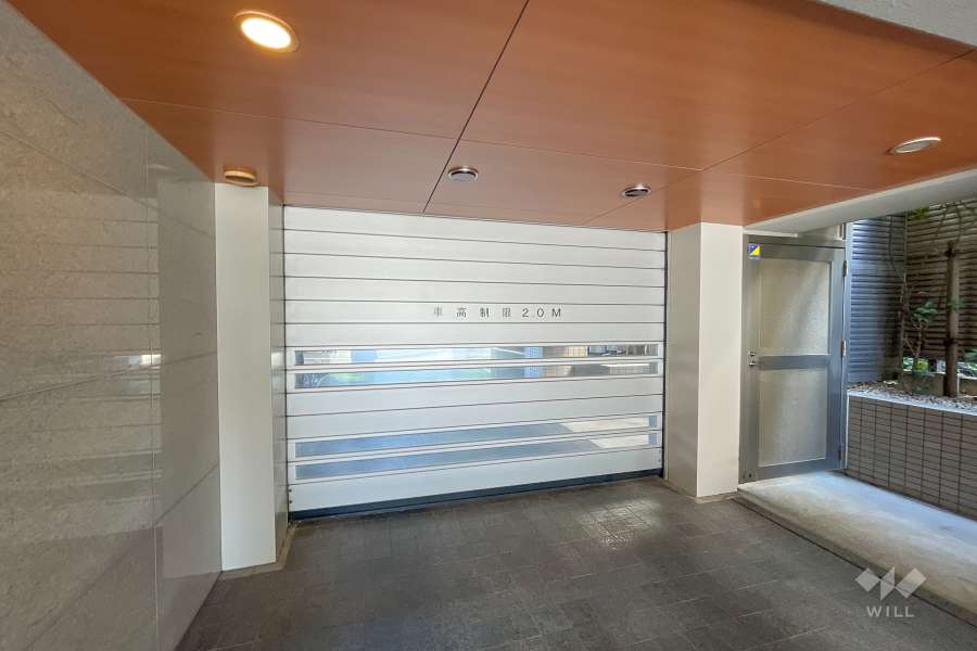 駐車場の出入り口（シャッター付き）