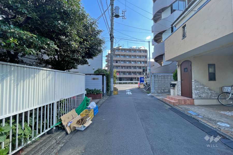 敷地南側の前面道路（西側から）