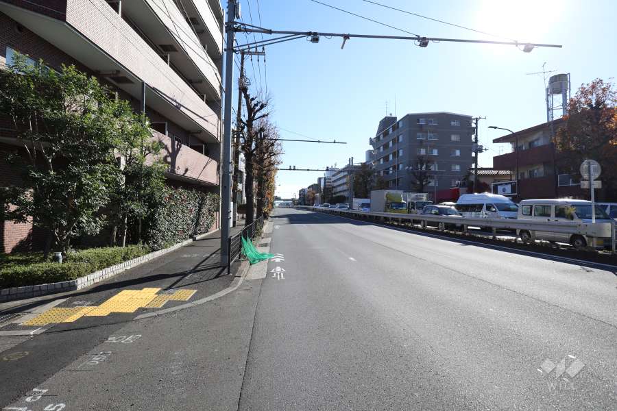 敷地西側の前面道路