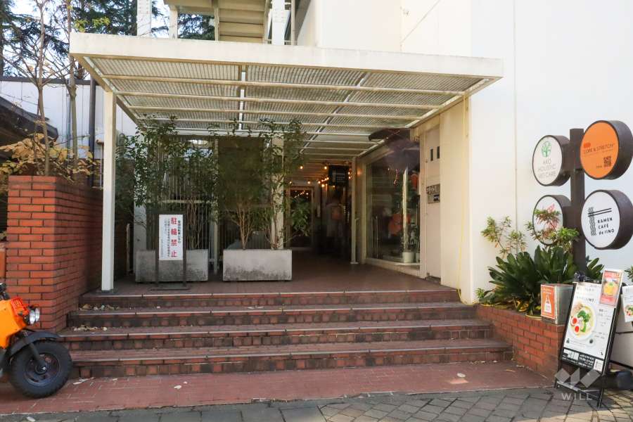 西側エントランス