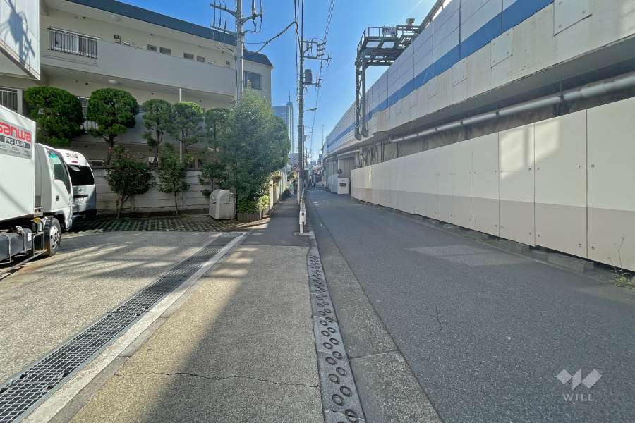 敷地南側の全面道路（西側から）