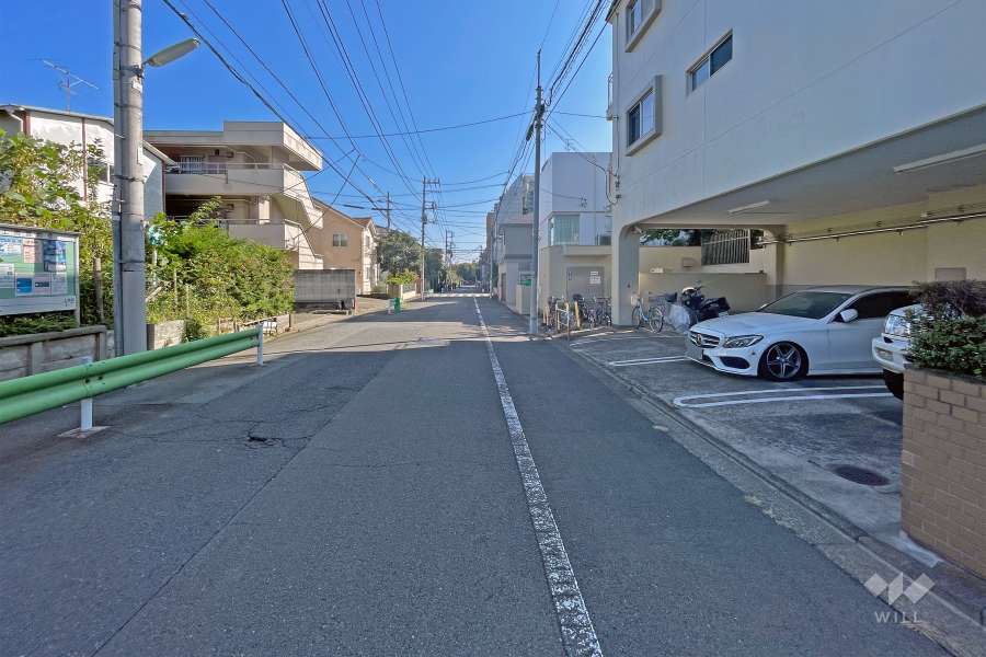 敷地北側の全面道路（西側から）