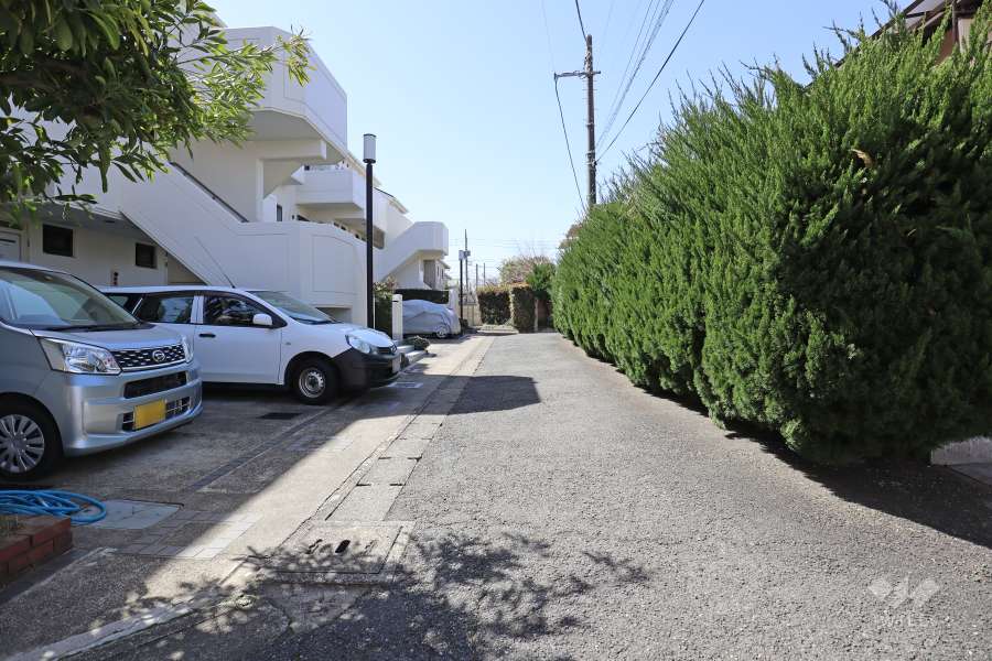 敷地北側の前面道路（東側から）