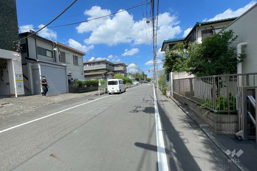 敷地西側の前面道路