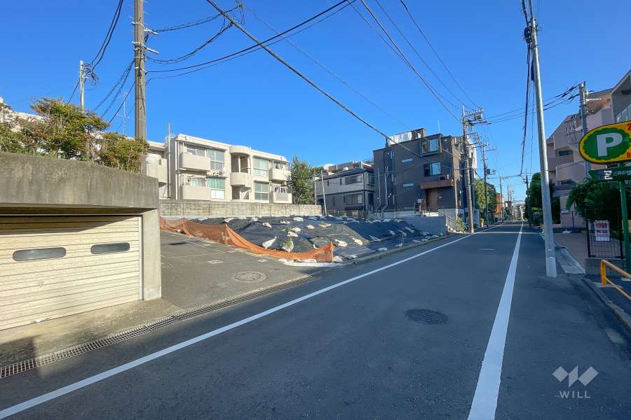 敷地西側の前面道路（北側から）