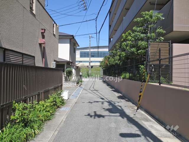 敷地西側の前面道路