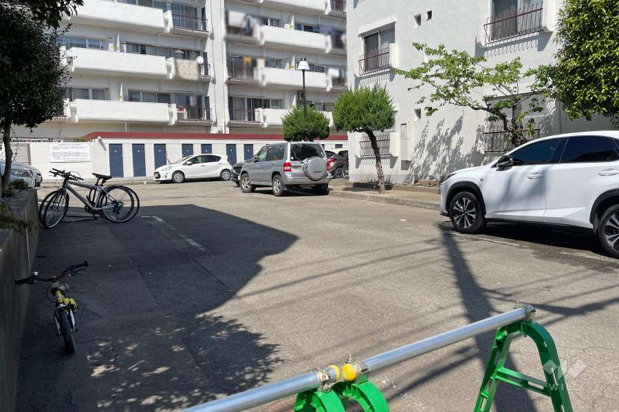 敷地内駐車場（屋外平面式と駐輪場）　