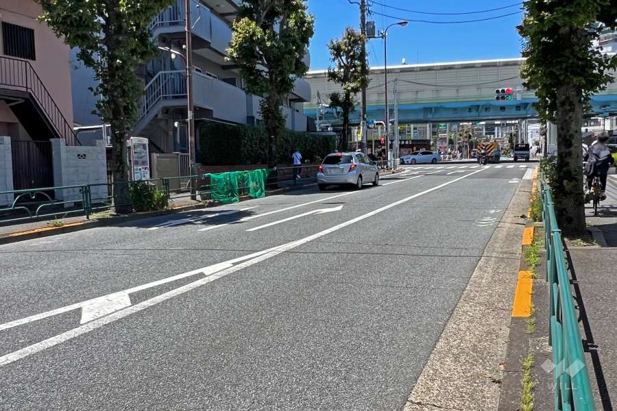 敷地北側の前面道路（東側から）