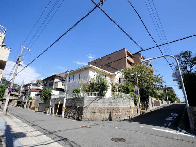 周辺はマンション、一戸建てが混在する緑豊かな住宅地です。