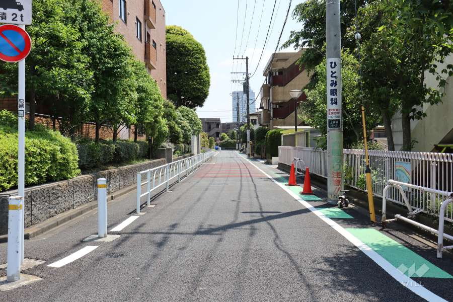 敷地西側の前面道路