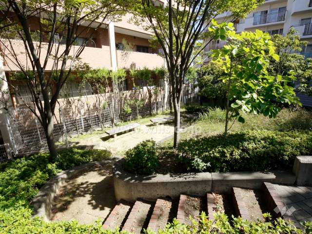 エントランス前にある公園