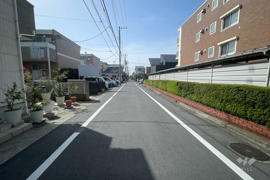 敷地東側の前面道路（北側から）
